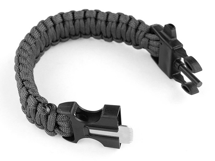paracord-bracelet-with-fire-starter-detail